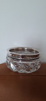 Glas, Krystal skål, Super flot krystal skål med kant af 3tårnet sølv.
H: 6,5 cm Diameter: 13 cm.
Ste