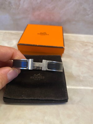 Armbånd, stål, Hermés, Sælger dette Hermés Clic HH armbånd
Ny pris: 5.200kr.

Pris: 2.500kr. Afhente