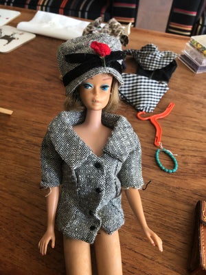Barbie, Jakke og hat, Vintage Barbietøj - jakke og hat - fra 1963. Nederdelen er IKKE med. 
Sættet e