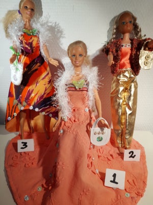 Barbie, Barbietøj, Nyt Barbietøj. 
45 kr pr kjole eller buksesæt.
160 kr for 4 stk.
Kan afhentes i O