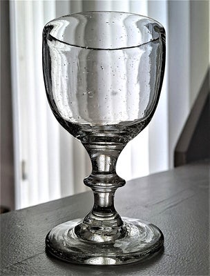 Glas, Gammelt 1800-tals viinglas med knap, (Nr.84)
Smukt vinglas med rundbuet kumme på stilk med kna