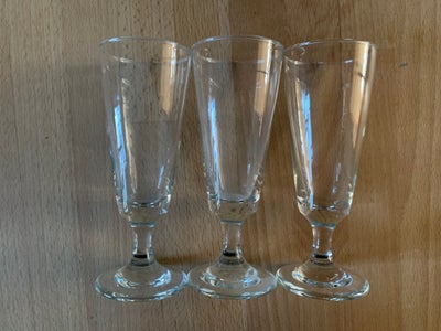 Glas, Champagneglas, 3 stk. champagneglas med en form som en keglestub.
Designet er ukendt for mig.
