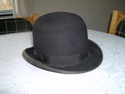 Hat, bowlerhat, str. 7-55,  sort,  fiber,  Næsten som ny, Bowlerhat- pæn som ny Mærke: The standard 