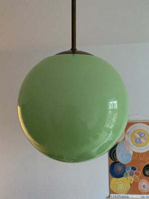 Pendel, Super fin grøn kuppellampe med messingophæng fra Sommerlight.
Diameter: 25 cm. 
