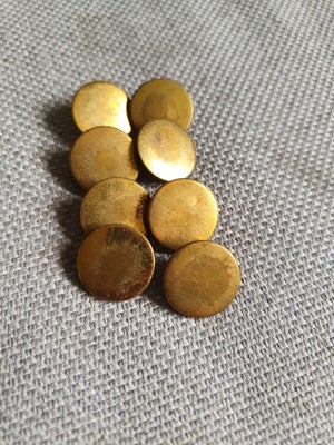 Knapper, 8 store knapper, 8 guldfarvede metalknapper. Har alderbetingede brugsspor i form af ridser.
