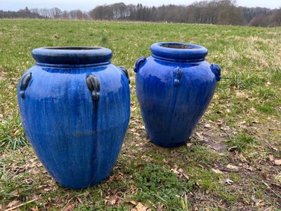 Krukker, To flotte blå glaserede krukker med hver sin hosta plantet i sælges. 250 kr stk eller begge