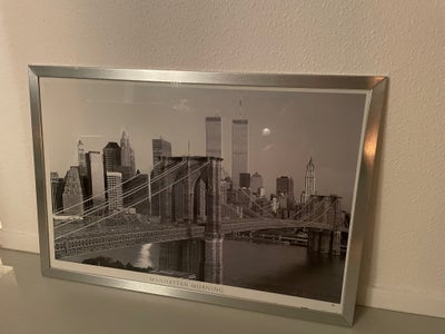 Plakat i ramme, motiv: Manhattan New York, b: 95 h: 65, Fint billede inkl Twin Towers. 