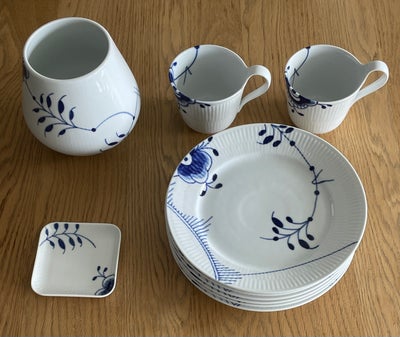 Porcelæn, Tallerkner, kopper og vase, Royal Copenhagen, Porcelæn: tallerkner, kopper og vase fra Roy
