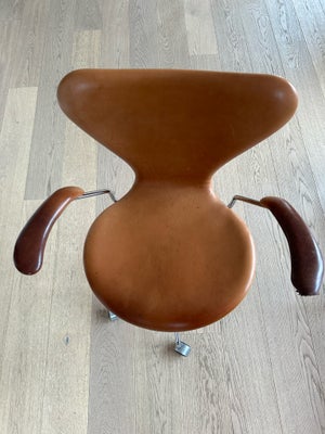 Arne Jacobsen, 3207, Kontorstol, Arne Jacobsens ikoniske Syverstol som kontorstol model 3207 med hæv