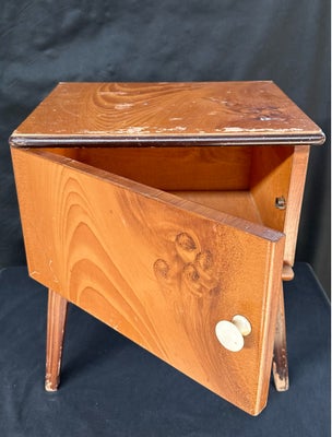 Sengebord, Ældre sengebord / natbord sælges. Trænger til en kærlig hånd. 

Højde: 49 cm
Bredde: 44 c