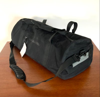 Rejsetaske, WATERPROOF SAFEBAG, Ny og ubrugt rejsetaske / sportstaske i vandtæt materiale.
Virkelig 