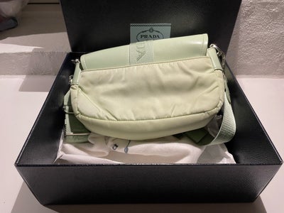 Skuldertaske, Prada, polyester, Super flot taske med lidt brugsspor
Nypris 14000
Medfølger kasse
Dus