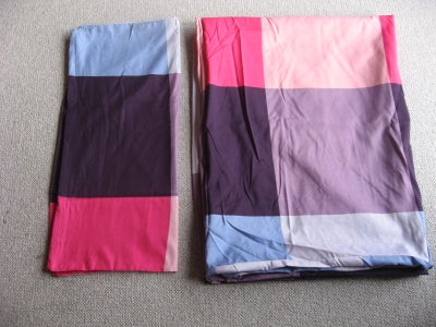 Sengetøj, Billede 1 + 2

Sengetøj i 100% Polyester 1 sæt fuldstændig som nyt kun været brugt en gang