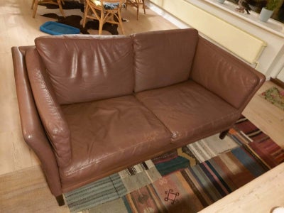 Sofa, læder, 2 pers., 2 pers sofa, mærke ukendt.
længde 154 cm, bredde 80 cm, højde 70 cm.