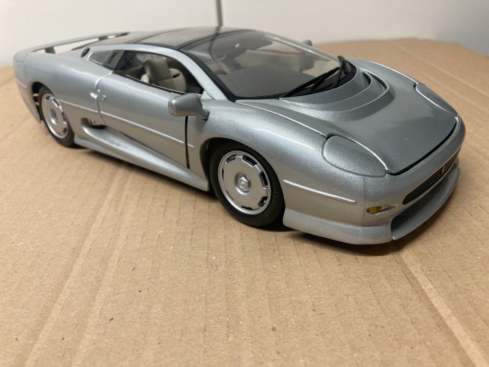 Modelbil, Jaguar XJ220 1/18, skala 1:18