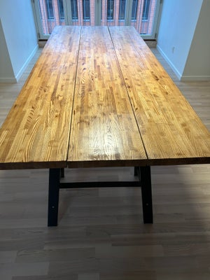 Spisebord, Planke bord, b: 91 l: 220, Planke spisebord i god stand!
Ben medfølger kan skrues i borde