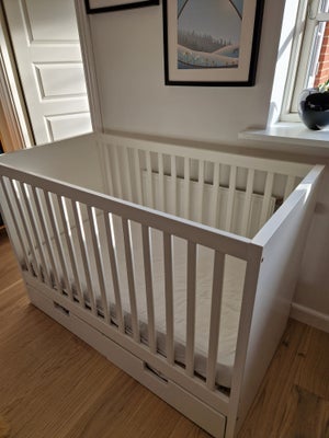 Tremmeseng, b: 65 l: 126, Kan sættes op i højden, så det er nemmere at nå baby, mens baby er helt li