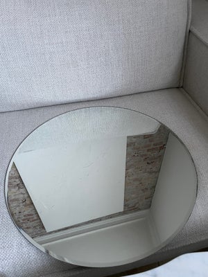 Rundt spejl , b: 60 h: 60, Sælger hermed mit spejl som har en diameter på 60cm 

Købt i Bolia