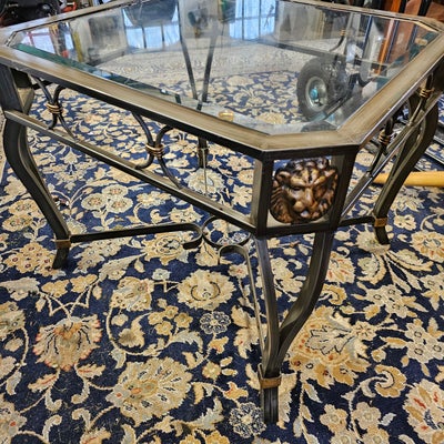 Glasbord, metal, Flot velholdt glasbord med metalramme. På siderne af hver ben er en løve i guldfarv