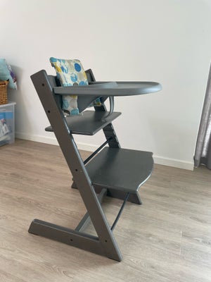 Højstol, STOKKE, Stokke Tripp Trapp stol i farve koksgrå. 
Inkl Babyindsats med hynde samt bord.

Ny