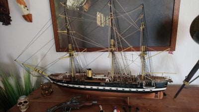 Militær, Fregatten Jylland, Flot modelskib. 105 cm langt. 70 cm højt. 25 cm bredt. Masser af fine de