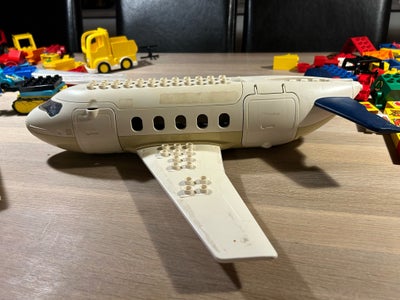 Lego Duplo, Duplo Cargo fly, Stort fly, der bærer præg af at have været leget med.
Derfor den lave p