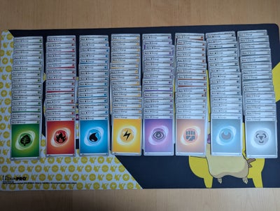 Samlekort, Pokémon energy card, Pokemon energi kort. Der er 15 stk af hver farve, så 120 kort i alt 