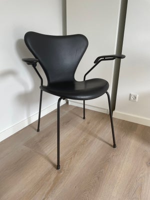 Arne Jacobsen, 3207, Spisestuestol, 3207 Serie 7 armstol af Arne Jacobsen

Ombetrukket hos prof. møb