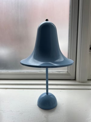 Lampe, Verpan, Flytte sælge 

Lampe fra Verner Panton, Verpan bordlampe 38cm light blue.

Afhentes p