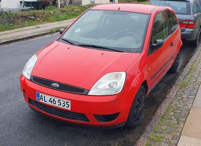 Ford Fiesta, 1,4 TDCi Ambiente, Diesel, 2005, km 130400, rød, træk, ABS, airbag, 3-dørs, centrallås,