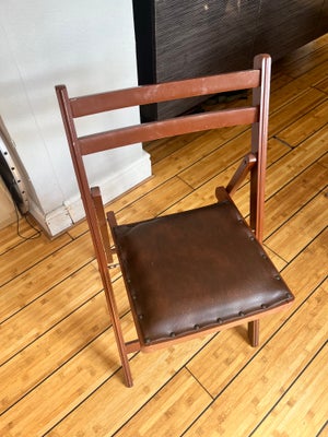 6 klapstole, 6 stk. klapstole i træ med polstret sæde betrukket med kunstlæder.

1 stk. 100 kr.
6 st