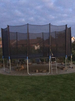 Trampolin, Diameter 4,3 meter. Datter sparede op og købte denne flotte trampolin da hun var aktiv sp