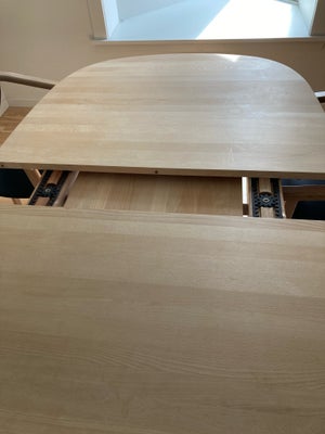Spisebord, Skovby, b: 104 l: 140, Udtræksbord m 2 plader ( en i glat matriale)   Bøgetræ sæbebehandl