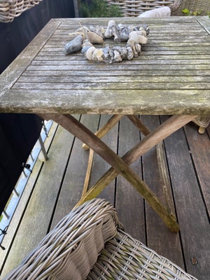 Havebord, Teaktræ, Fint ældre havebord (m.patina ??)
Ingen skader. 
Mål: 
Bordplade 70 x 70 cm
Højde