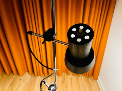 Standerlampe, Klassisk sort standerlampe i metal med to lamper sælges. Fungerer fint og står i ok st