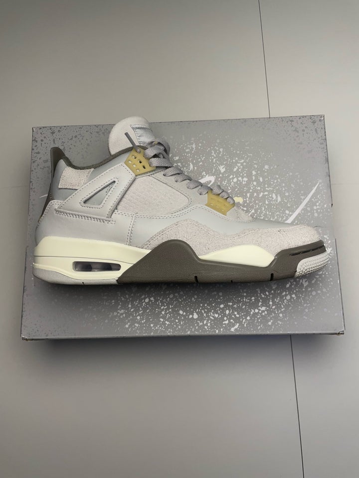 Sneakers, str. 43, Jordan 4