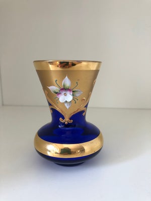 Vase, Vase, Bohemia, Lille blå glasvase med guldkant og håndlavet porcelænsblomst. Efter sigende af 