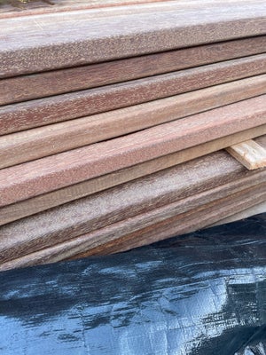 Planker, Azorbe, Giv gerne et bud

42 nye brædder, har ligger under presenning i 2 år. 

1,9cm tykke