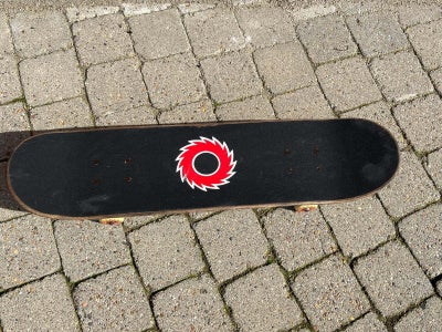 Skateboard, Har 2 ens skateboard. Det ene fremstår næsten som ny og koster 100 kr., det andet fremst
