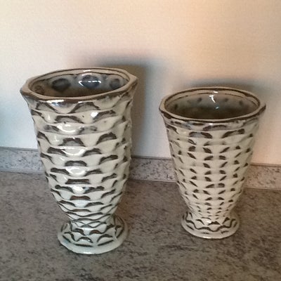 Vase, Vaser, Ens i forskellig størrelse, 2 ens vaser i forskellig størrelse
Beige/ brun mønster
Højd