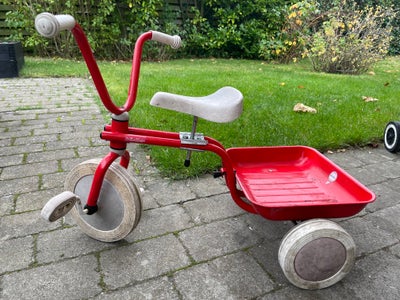 Unisex børnecykel, trehjulet, Winther, rød m/tipppelad. Dansk designklassiker fra 1959.
Vejl. nypris