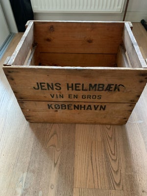 Vinkasse, Jens Helmbæk, Utrolig flot vinkasse fra Jens Helmbæk København sælge
Den er patineret på d