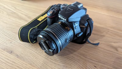Nikon D5300, spejlrefleks, Perfekt, Nikon D5300 spejlreflekskamera + 18-55 mm AF-P DX


Ikke brugt s
