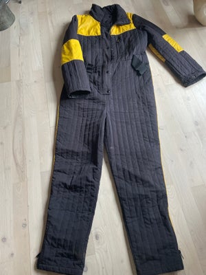 Buksedragt, Jumpsuit, Enviii, str. 38,  Sort og gul,  Regntøj materiale,  Næsten som ny, Jeg har tag