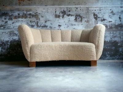 Sofa, andet materiale, Overpolstret banansofa fra 1940’erne.
Fremstår i flot stand, nypolstret i lam