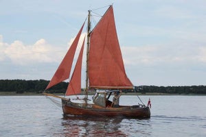 Hyggelig og stabil træbåd med kahyt, motor og sejl