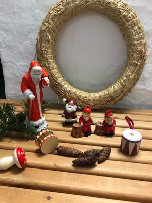 Ældre  julepynt, lille samling pynt bestående af:

Porcelæns julemand ca 20 cm. 70’erne
60 kr 
To po