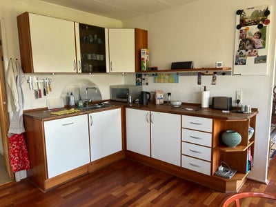Køkken, komplet, Fint køkken med indbygget lys og inkl. ovn fra 2002, opvaskemaskine fra 2019 samt k