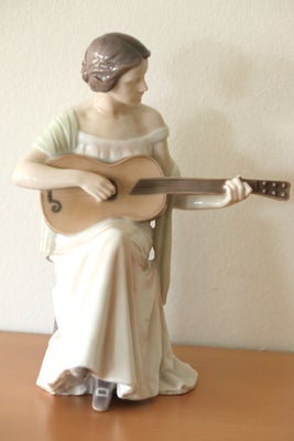 Kvinde med guitar, B & G, Kvinde med guitar nr. 1684, designet af Ingeborg Plockross Irminger.
Figur