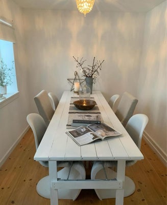 Spisebord, Træ , b: 75 l: 240, Lækreste langbord som har været et forsamlingshusbord 
Nymalet i hvid